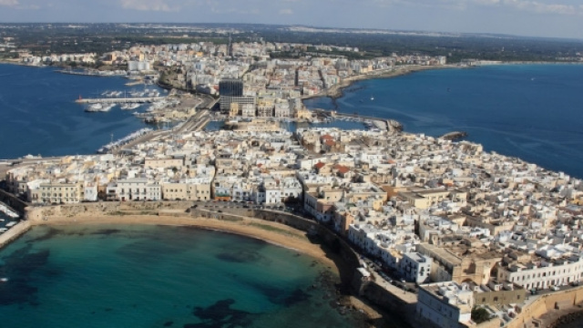 Veduta aerea di Gallipoli (Lecce) sul mar Ionio.