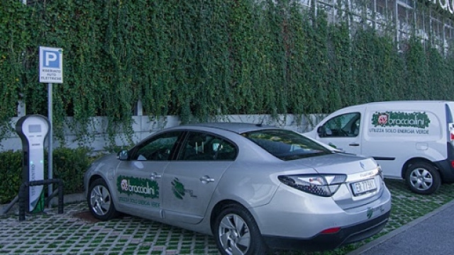 Auto a una stazione di ricarica Repower, ben inserita nell'arredo urbano