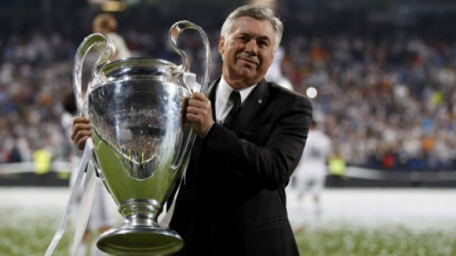 Carlo Ancelotti con la Champions League vinta alla guida del Real Madrid