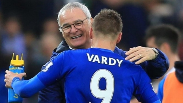 Claudio Ranieri abbraccia Jamie Vardy, foto simbolo di una stagione