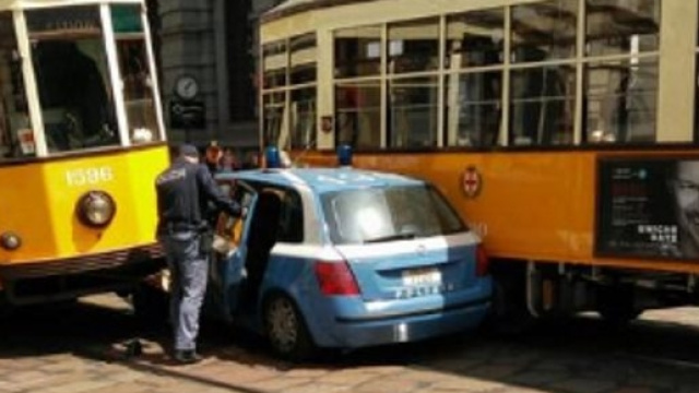 Scontro tra volante polizia e tram a Milano