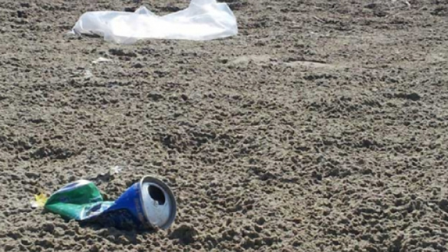 una scena di ordinario degrado sul bagnasciuga