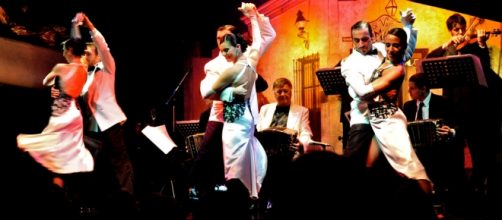 Bailarines de tango llevando a cabo un show en la Ciudad de Buenos Aires.