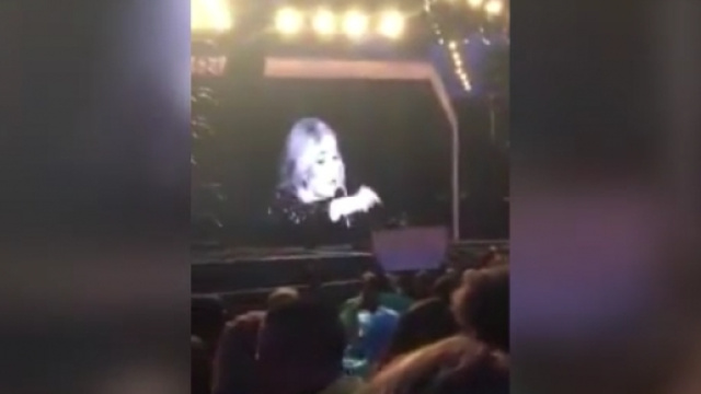 Adele si rivolge alla fan durante il concerto.