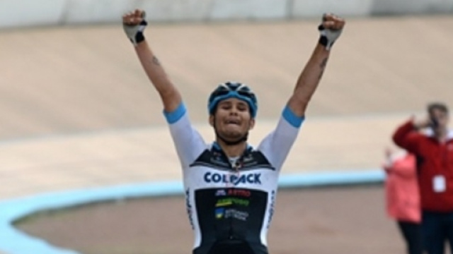 Filippo Ganna da solo nel mitico velodromo di Roubaix - Foto Desmet