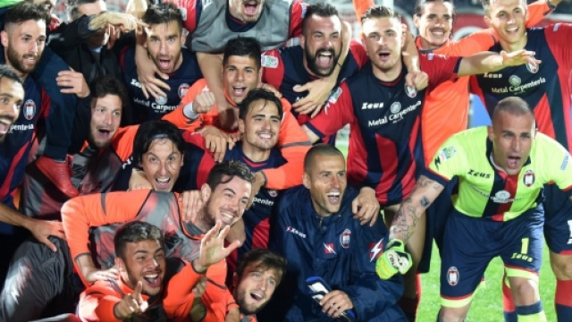 La squadra del Crotone, club promosso in Serie A.