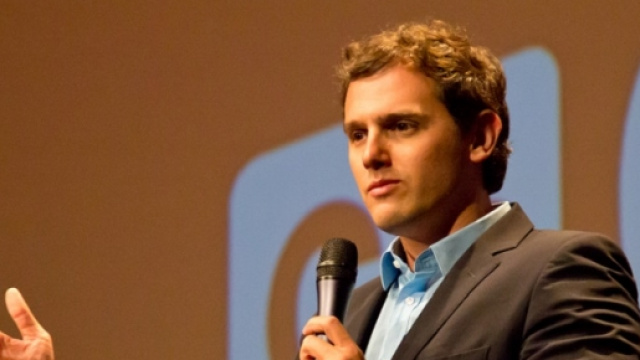 Una fotografia di Albert Rivera in un comizio in Spagna