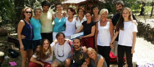 Grupo de alumnos de musicoterapia con sus instrumentos