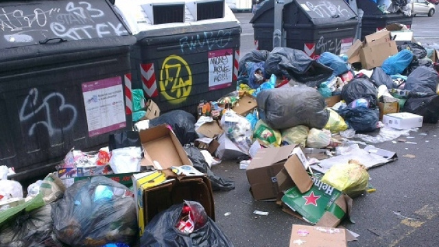I rifiuti riempiono le strade di Roma