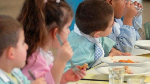 Nelle mense scolastiche le verdure sono ridotte in favore alla carne e ai cibi surgelati.