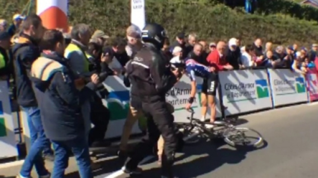 Adrien Costa appoggia la bici per terra