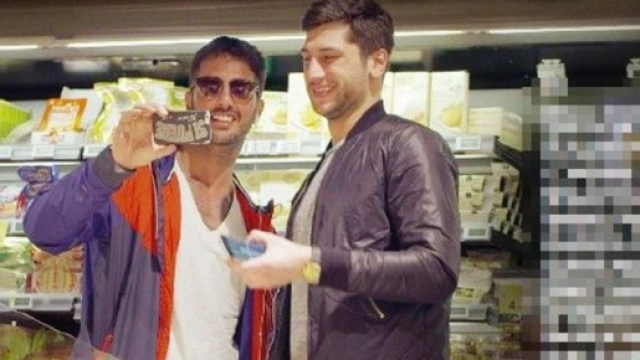 Fabrizio Corona incontra Jeremias Rodriguez al supermercato