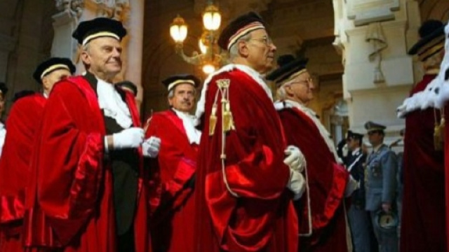 Nessun completto massima fiducia nelle istituzioni