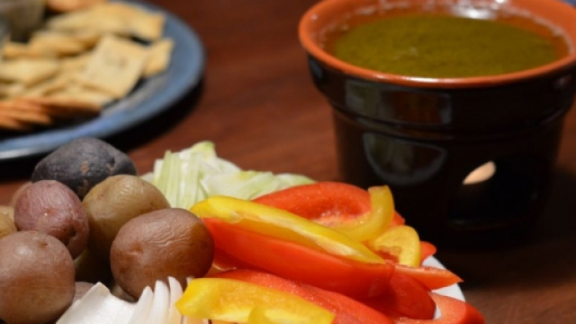 La bagna cauda nata grazie alla Via del Sale sulle Alpi Marittime.