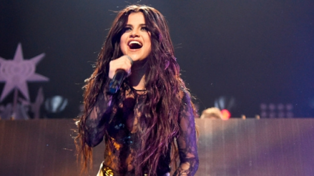 Selena Gomez live ai Jingle Bell Balls 2015.