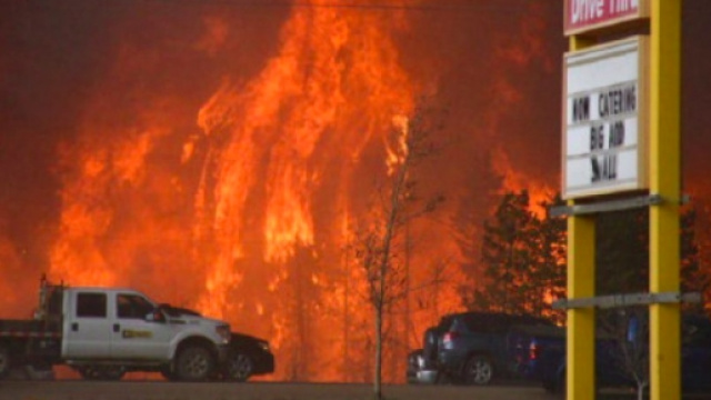 Un devastante incendio ha creato uno scenario apocalittico in provincia di Alberta, in Canada