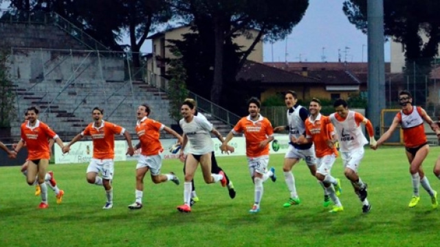 La corsa dei giocatori orange verso la curva Nord
