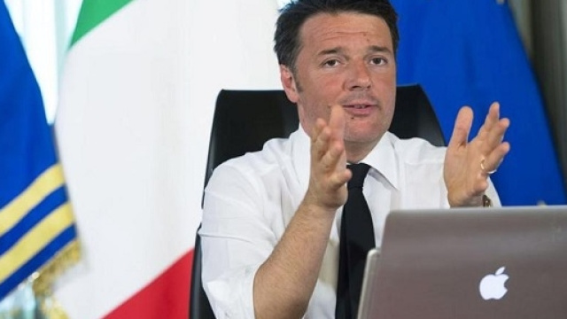 Renzi con il suo computer Apple