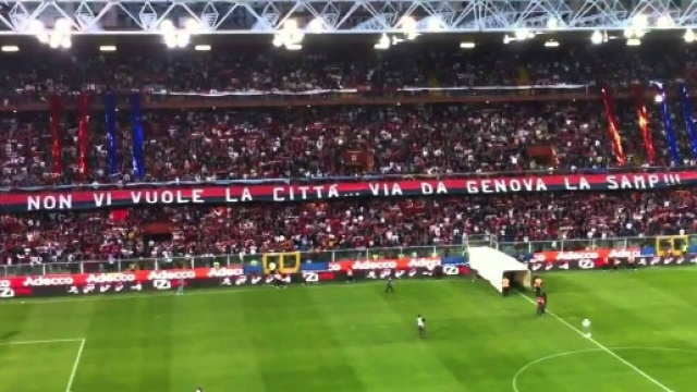 Settore distinti durante in un derby Genoa-Sampdoria.