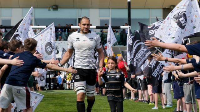 Marco Bortolami entra in campo per l'ultima partita della carriera insieme alla figlia