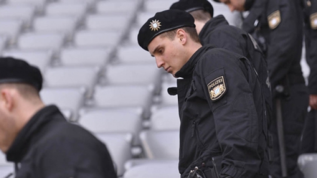 Poliziotti tedeschi schierati in assetto antiterrorismo