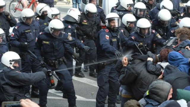 Scontri al Brennero tra antagonisti e forze dell'ordine.