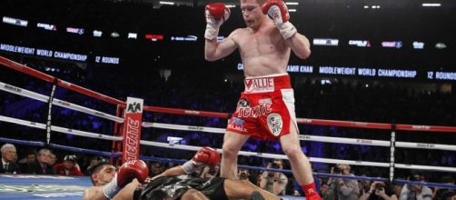 Canelo &Aacute;lvarez noque&oacute; a Khan y retuvo el t&iacute;tulo del CMB