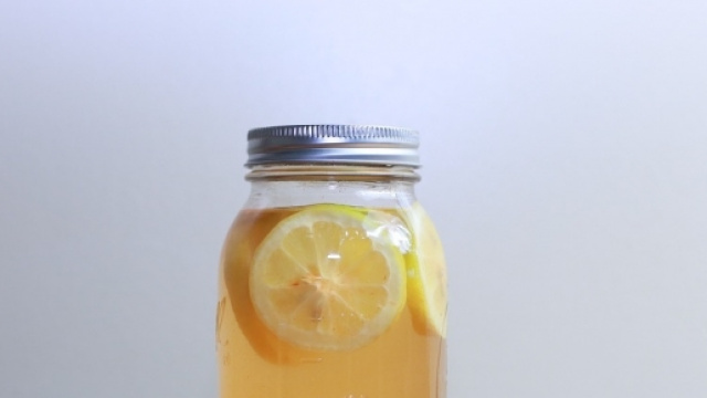 D&eacute;tox water au citron dans une mason jar