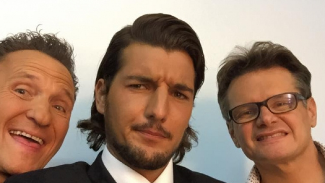 Andrea Preti con gli ex naufraghi dell'Isola dei Famosi