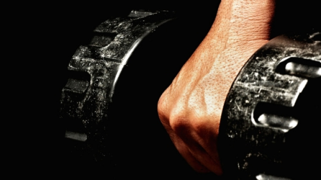 Une simple halt&egrave;re tenue &agrave; une main (JD by Flickr)