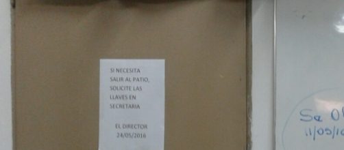 La puerta de la sala de profesores con un candado
