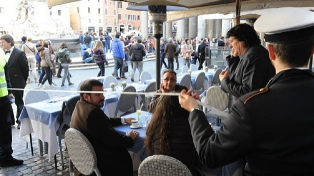 Lotta ai tavolini selvaggi a Roma