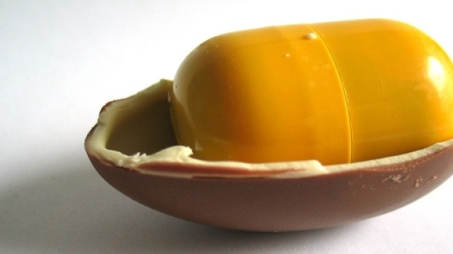 Ovetto Kinder: bimbo trova droga al posto della sorpresa.