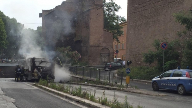 Roma: autobus in fiamme al Muro Torto