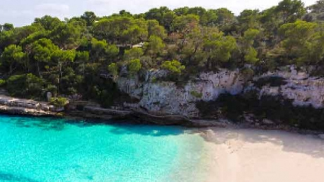 Spiaggia e mare cristallino, simboli della vacanza
