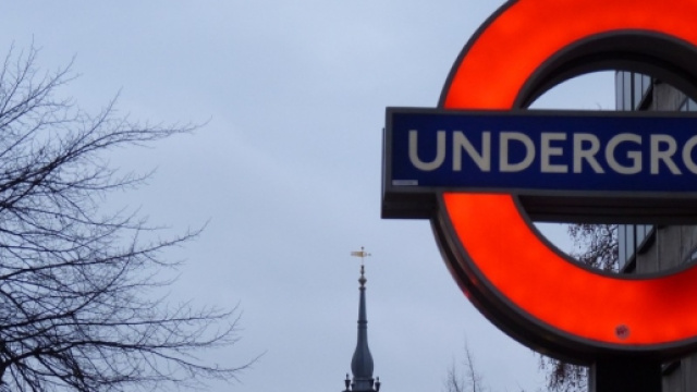 Un cartello indicante la metropolitana di Londra
