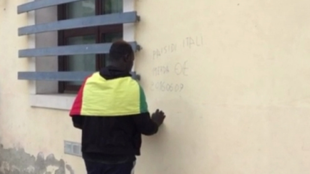 Un immigrato scrive offese all'Italia