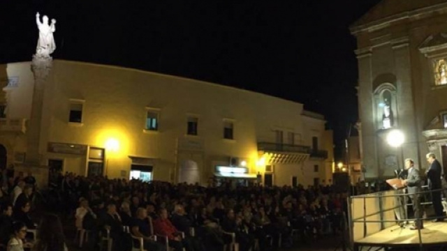 Uno dei tanti affollati comizi tenuti dal candidato Giuseppe Tanisi nei quartieri di Taviano (LE).