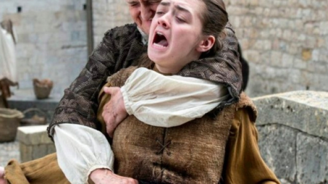 L'Orfana accoltella Arya Stark alle spalle