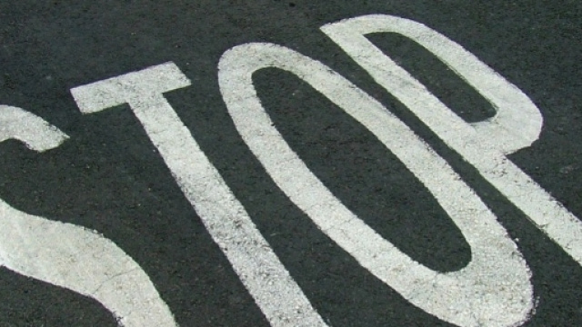 La scritta Stop sul manto stradale