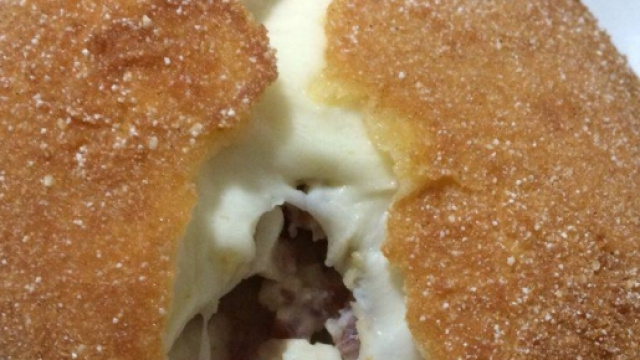 Mozzarella ripiena con prosciutto e fritta