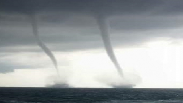Nella foto un'altra tromba d'aria marina verificatasi al Sud della Puglia.