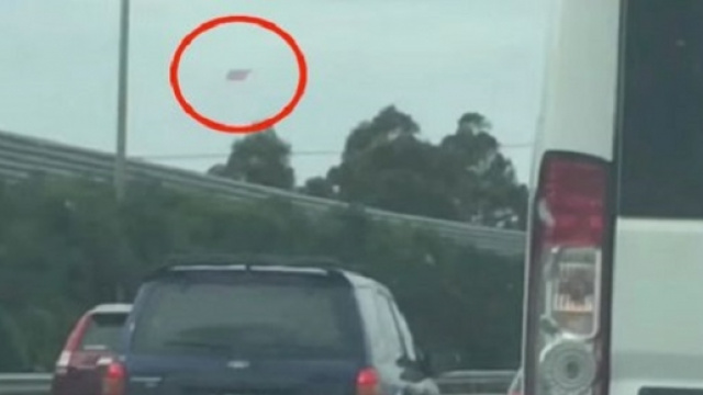Ufo a forma di diamante in una strada trafficata di Melbourne in Australia