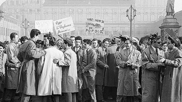 Manifestazione di goliardi contro l'occupazione sovietica dell'Ungheria nel 1956.