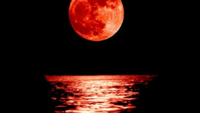 Nel giorno del solstizio d'estate ci sar&agrave; anche il fenomeno della strawberry moon.