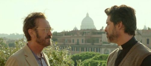 Escena de 'Si Dios quiere' con sus dos protagonistas, un m&eacute;dico ateo y un peculiar cura.