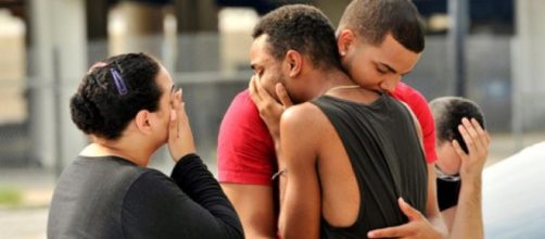 J&oacute;venes consternados por la masacre