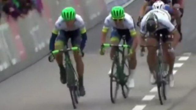Gli Orica si danneggiano, Sagan va a vincere