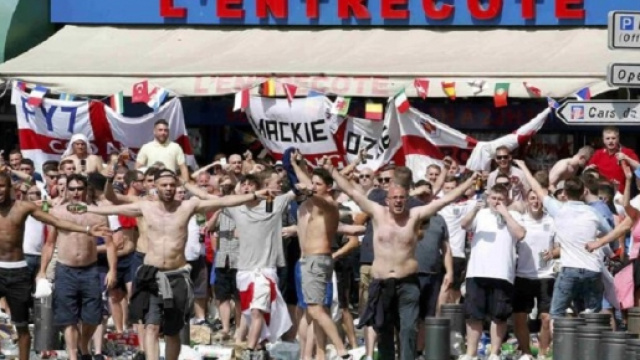 Gli scatenati hooligans inglesi hanno devastato Marsiglia