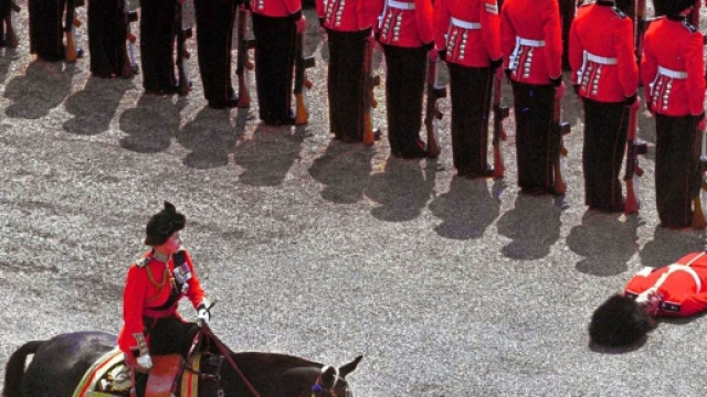Guardia inglese perde i sensi durante parata